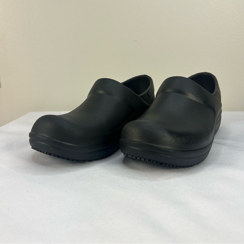 Crocs Women’s Work Clogs Dual Comfort Slip Resistant Non Marking Size 7  Black